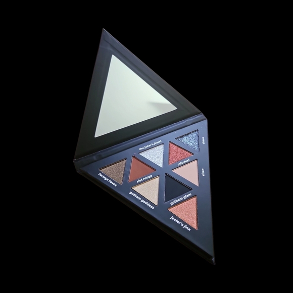 Harley Quinn Eyeshadow Palette, Eyeliner, And Black Heart Stamp, NWT - Picture 2 of 3